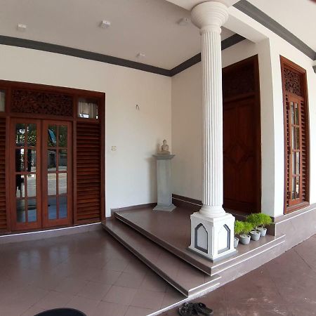 A And D Holiday Inn Anuradhapura Buitenkant foto