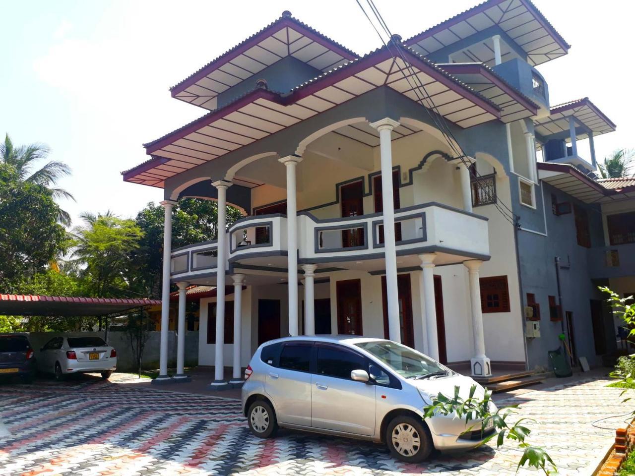 A And D Holiday Inn Anuradhapura Buitenkant foto