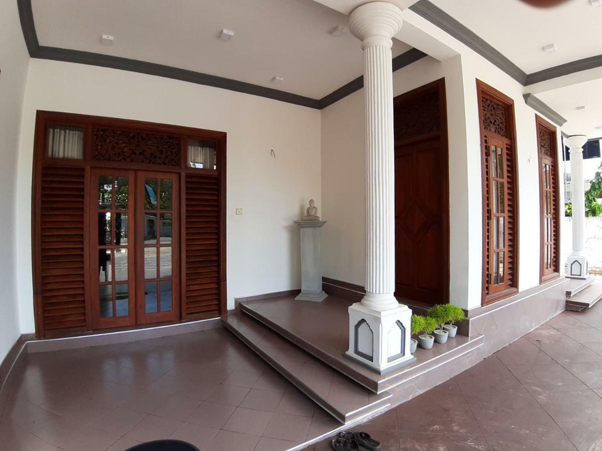 A And D Holiday Inn Anuradhapura Buitenkant foto