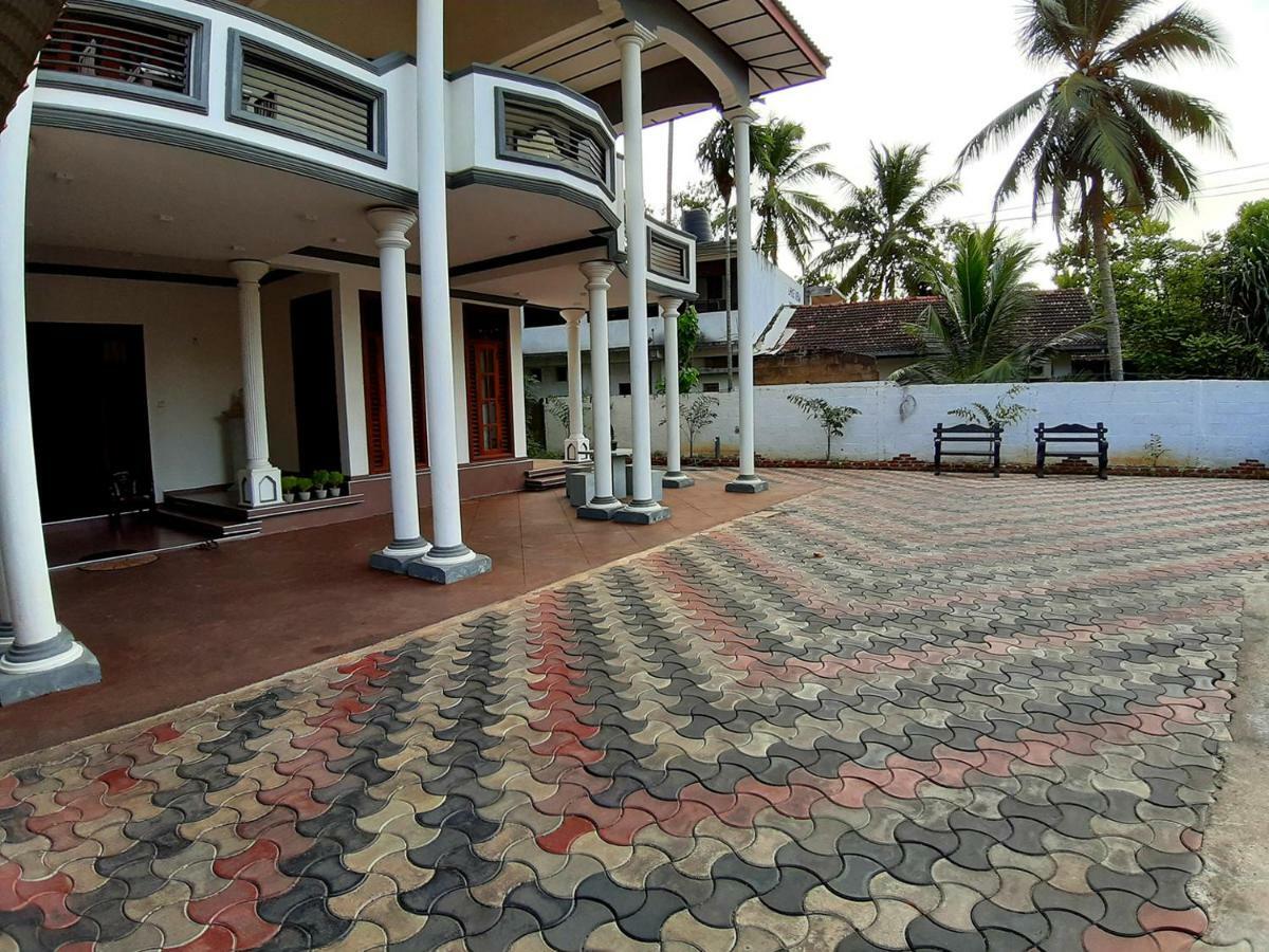 A And D Holiday Inn Anuradhapura Buitenkant foto
