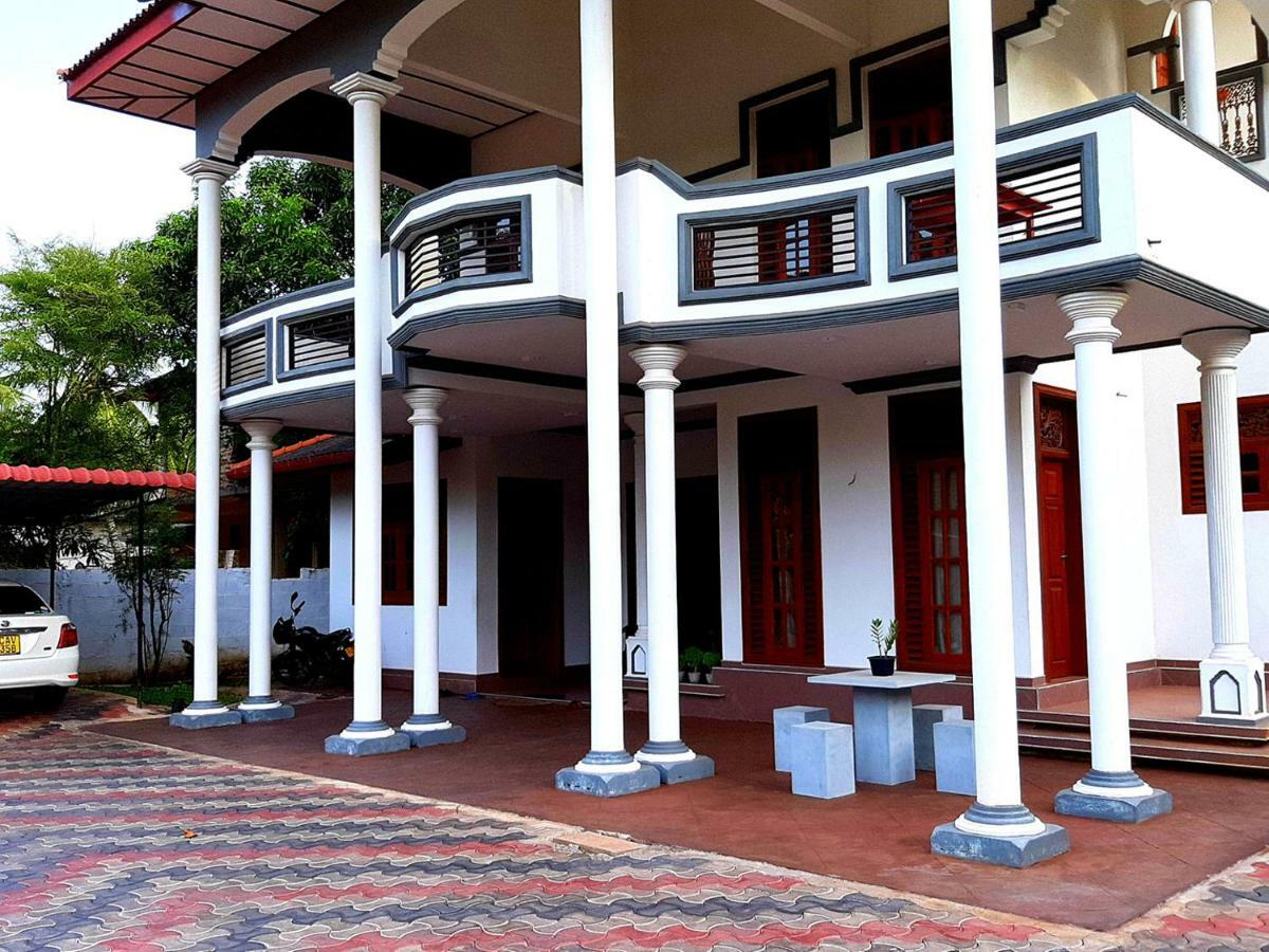 A And D Holiday Inn Anuradhapura Buitenkant foto