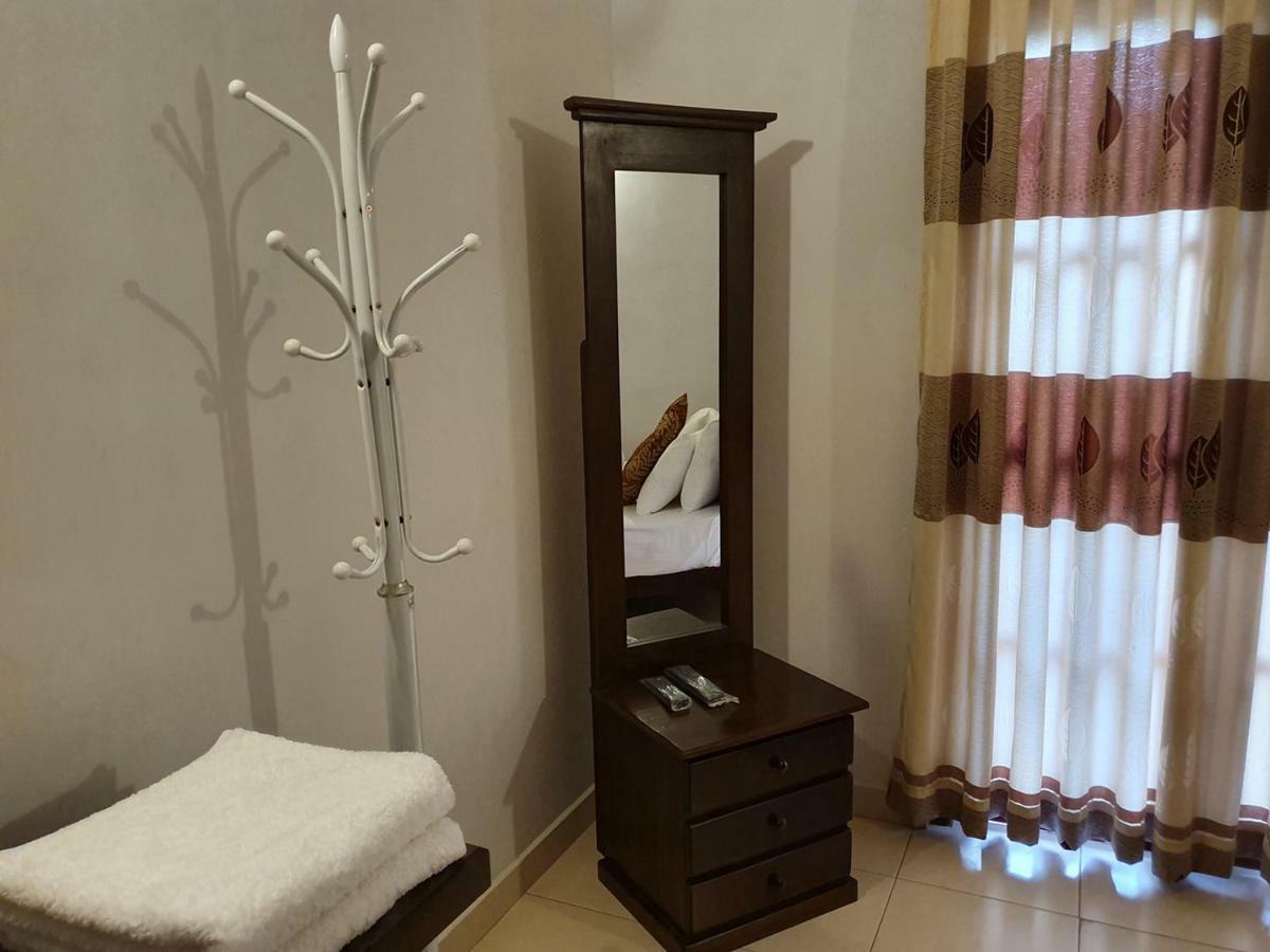 A And D Holiday Inn Anuradhapura Buitenkant foto