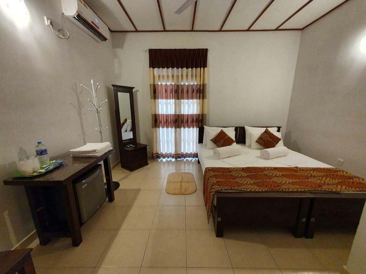 A And D Holiday Inn Anuradhapura Buitenkant foto
