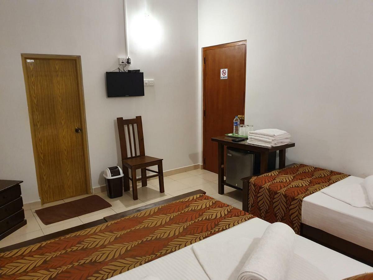 A And D Holiday Inn Anuradhapura Buitenkant foto