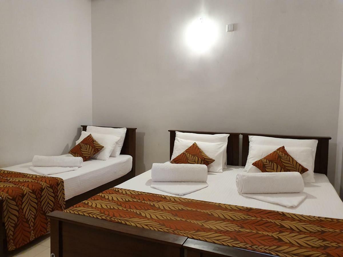 A And D Holiday Inn Anuradhapura Buitenkant foto