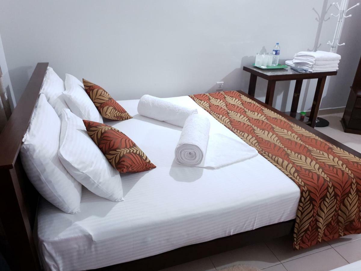 A And D Holiday Inn Anuradhapura Buitenkant foto