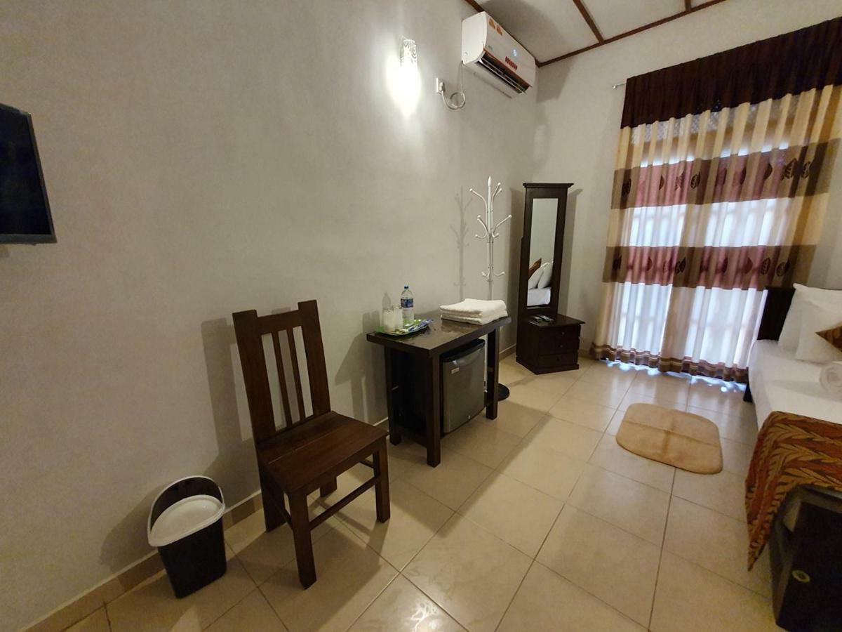 A And D Holiday Inn Anuradhapura Buitenkant foto