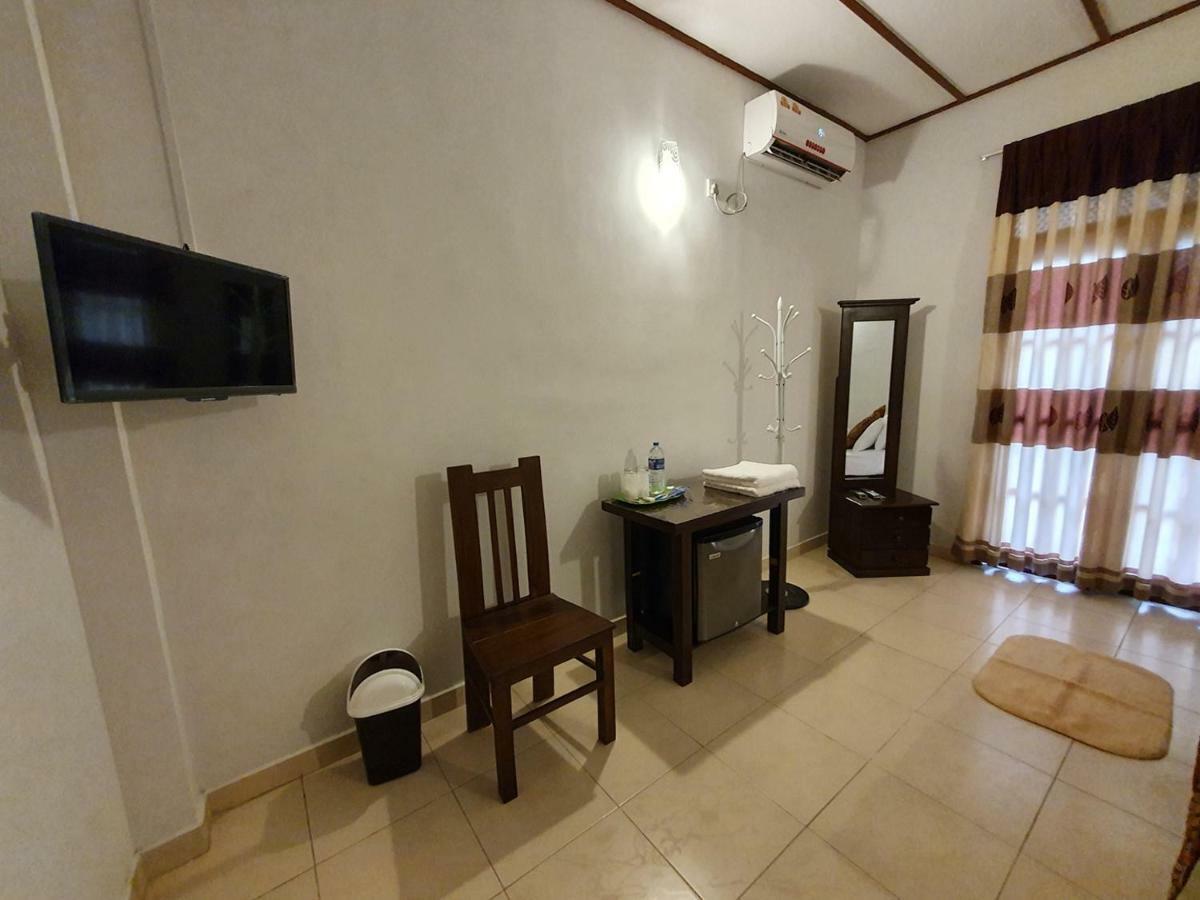 A And D Holiday Inn Anuradhapura Buitenkant foto