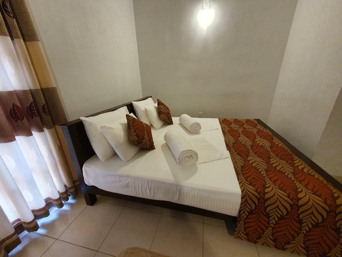A And D Holiday Inn Anuradhapura Buitenkant foto