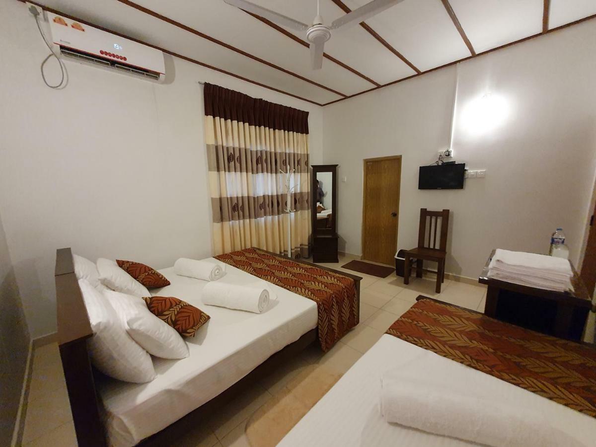 A And D Holiday Inn Anuradhapura Buitenkant foto