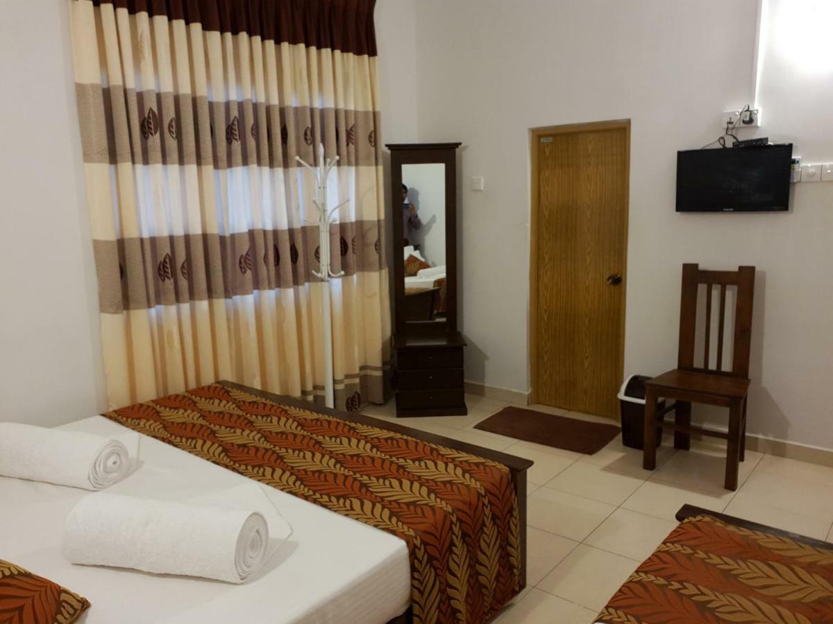 A And D Holiday Inn Anuradhapura Buitenkant foto