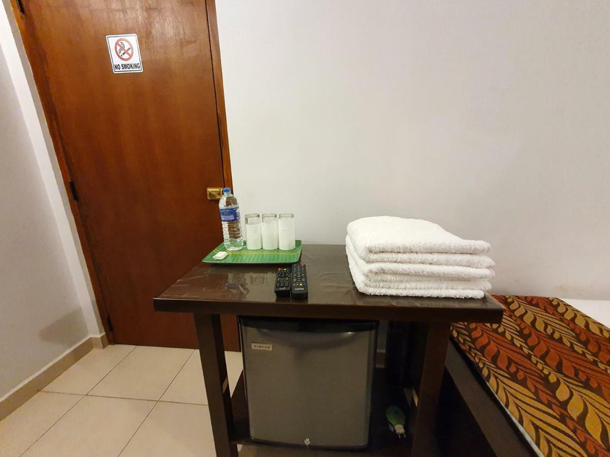 A And D Holiday Inn Anuradhapura Buitenkant foto