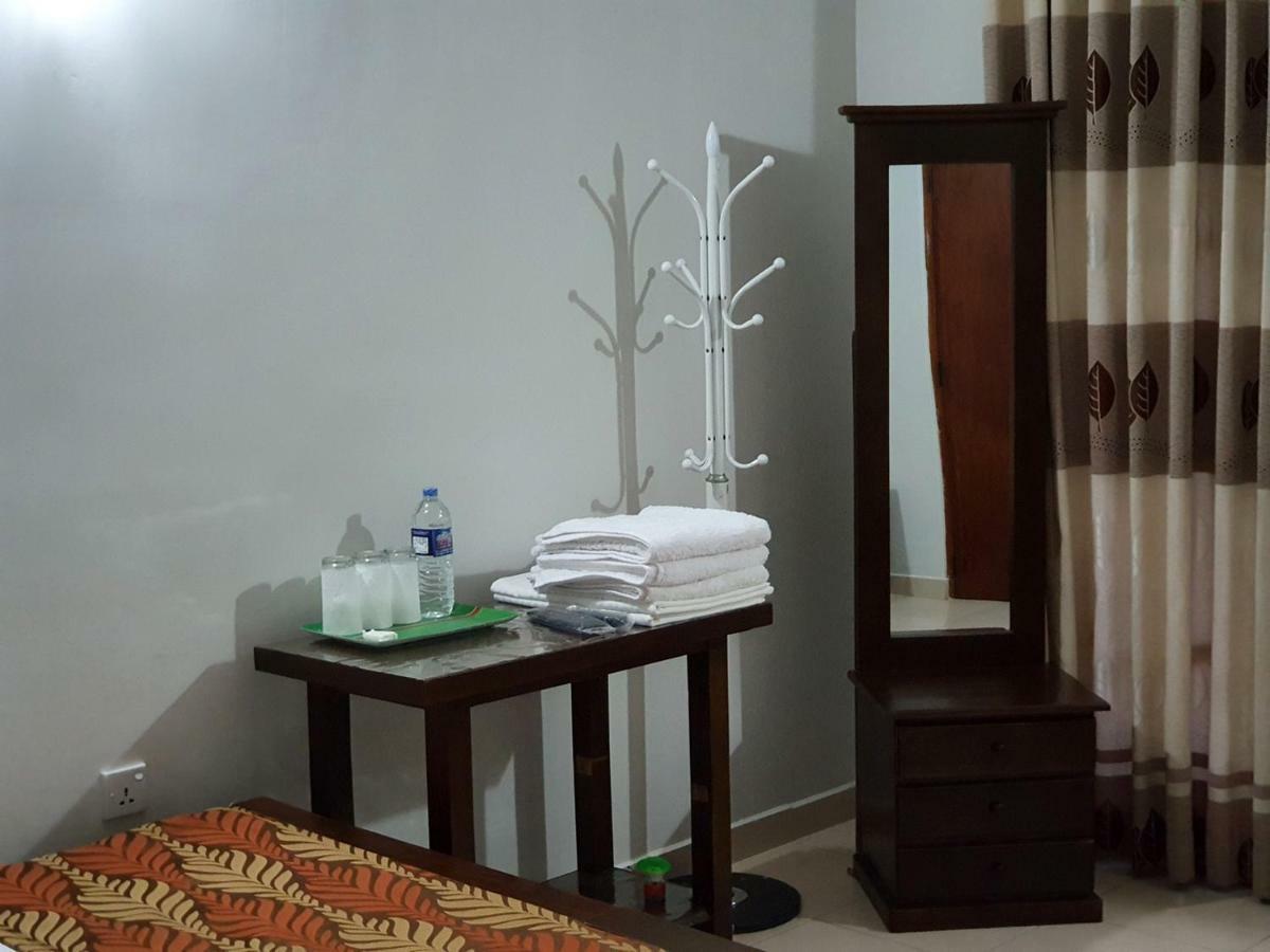 A And D Holiday Inn Anuradhapura Buitenkant foto