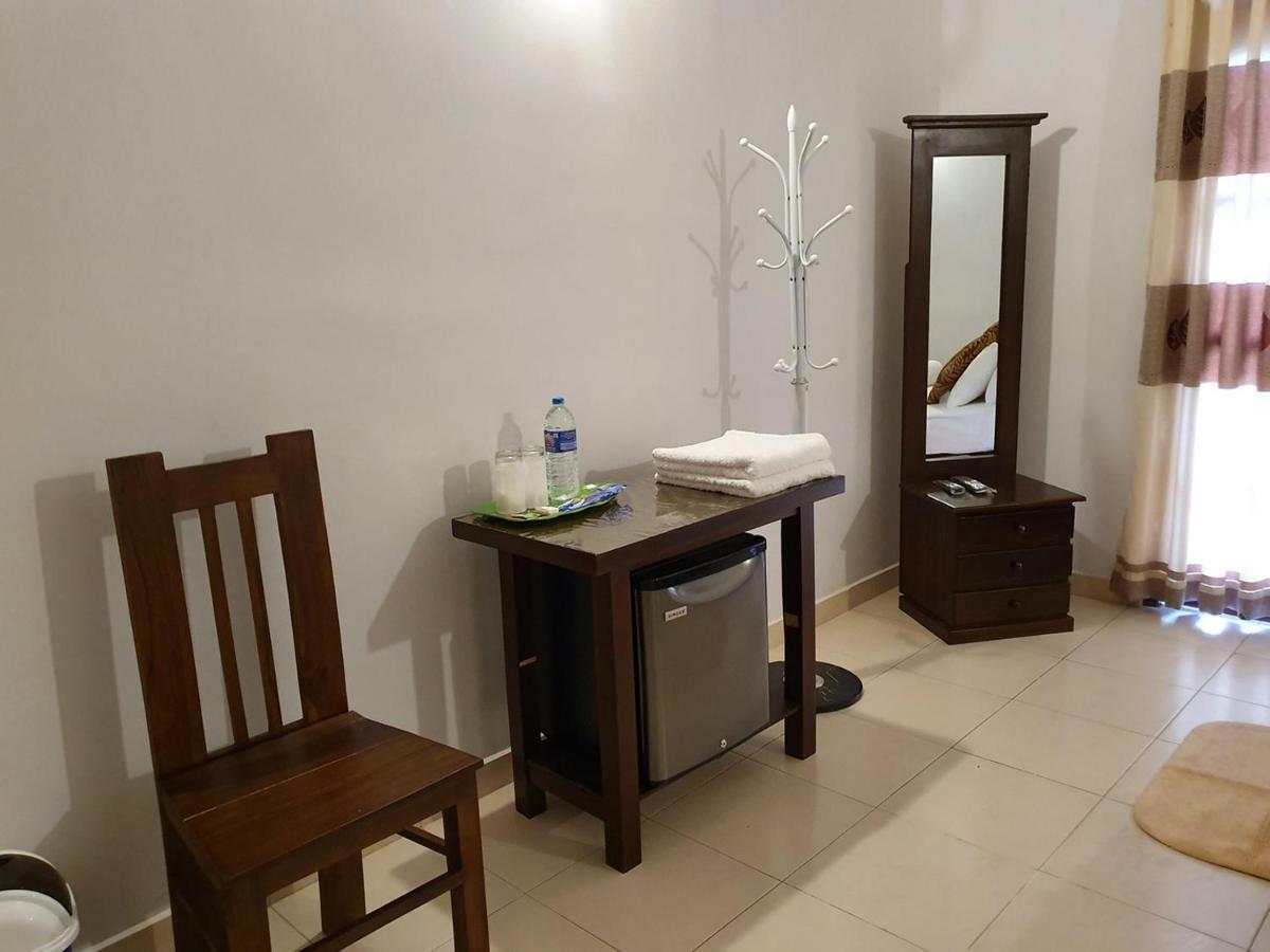 A And D Holiday Inn Anuradhapura Buitenkant foto