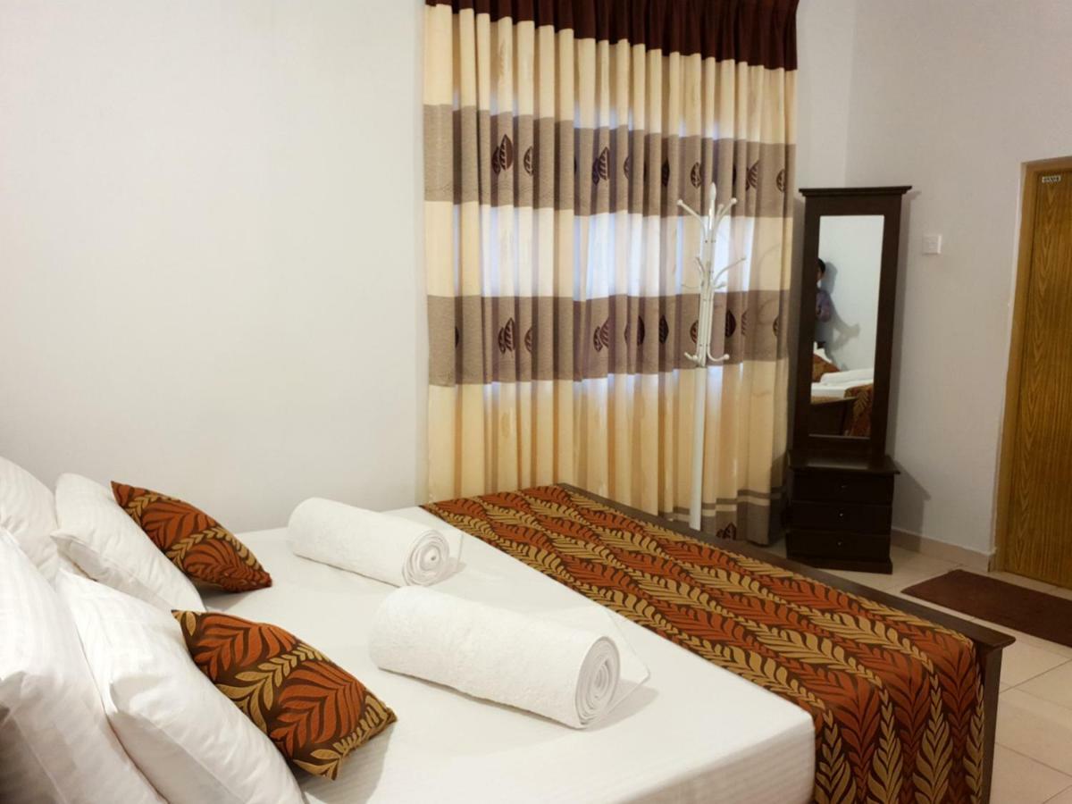 A And D Holiday Inn Anuradhapura Buitenkant foto