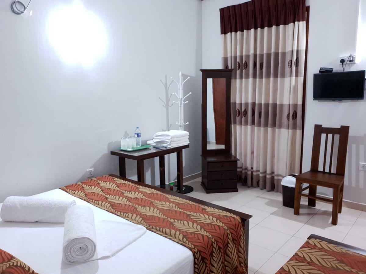 A And D Holiday Inn Anuradhapura Buitenkant foto
