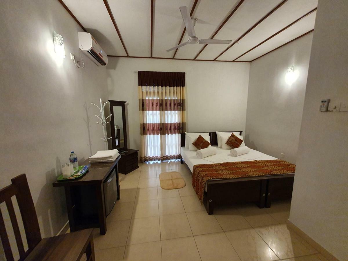 A And D Holiday Inn Anuradhapura Buitenkant foto