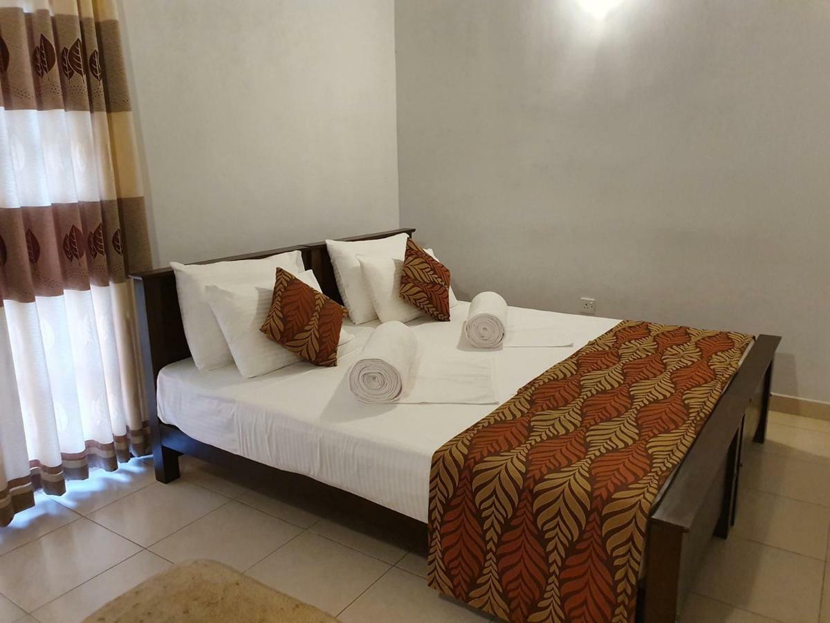 A And D Holiday Inn Anuradhapura Buitenkant foto