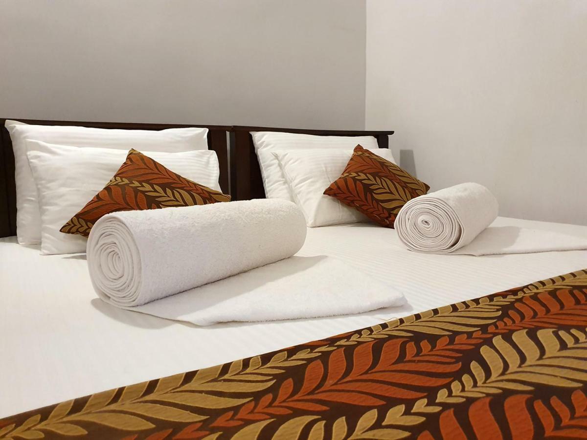 A And D Holiday Inn Anuradhapura Buitenkant foto
