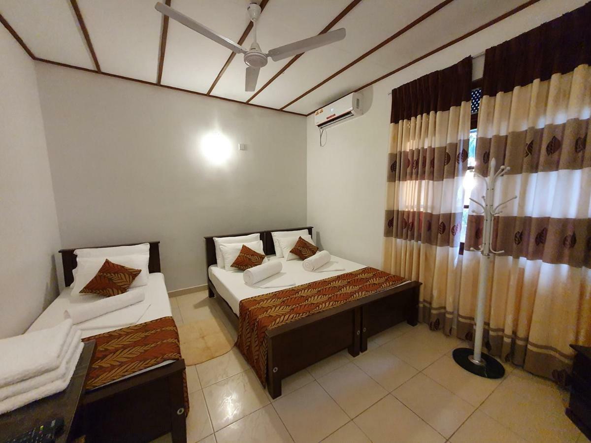 A And D Holiday Inn Anuradhapura Buitenkant foto