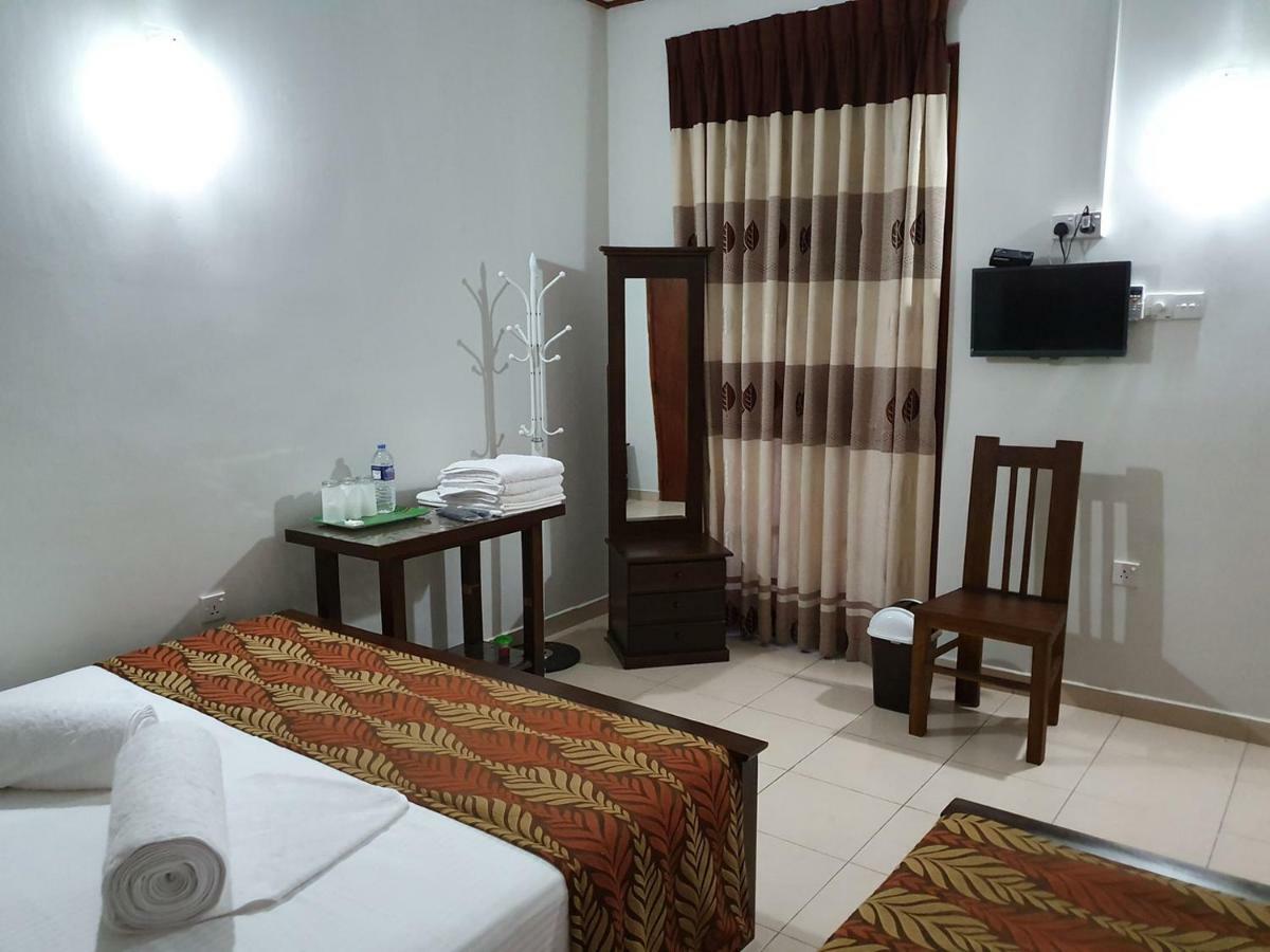 A And D Holiday Inn Anuradhapura Buitenkant foto