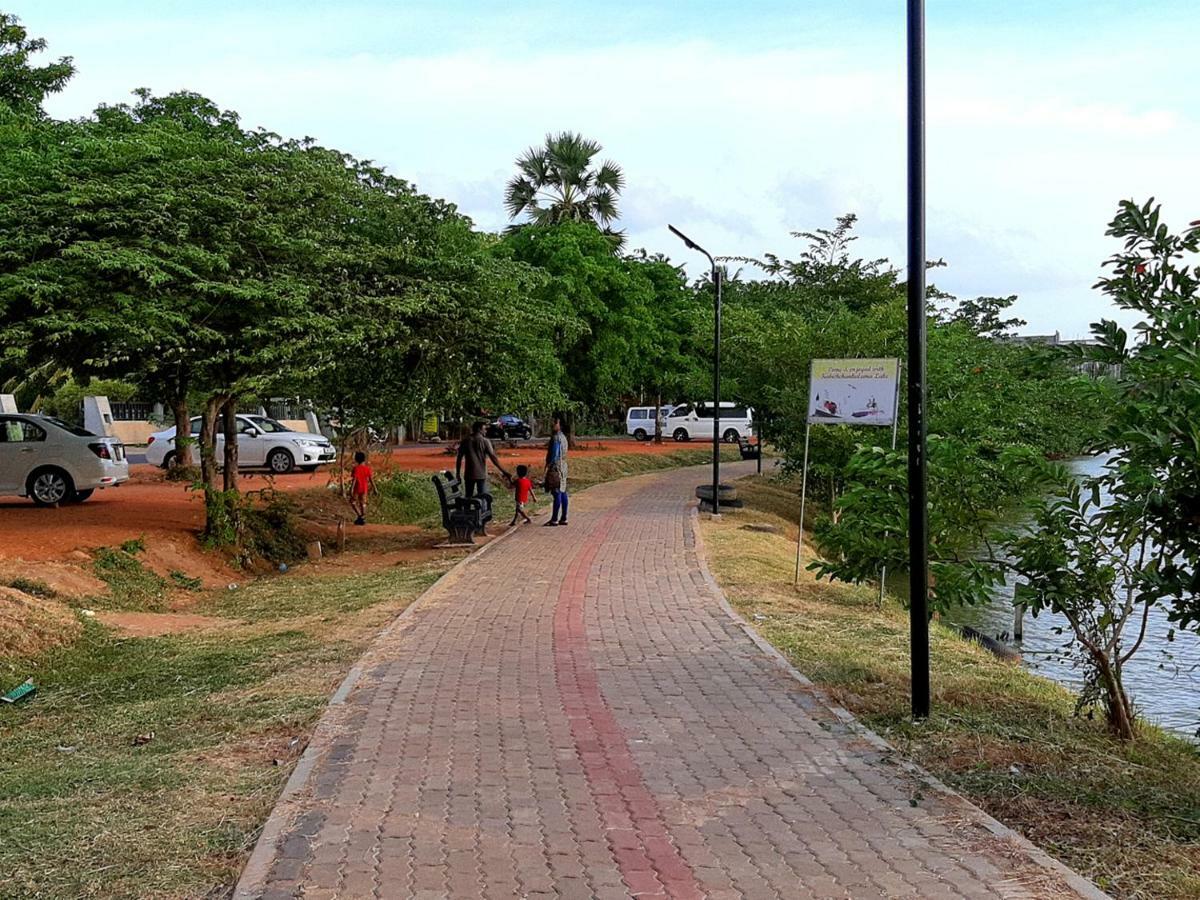 A And D Holiday Inn Anuradhapura Buitenkant foto